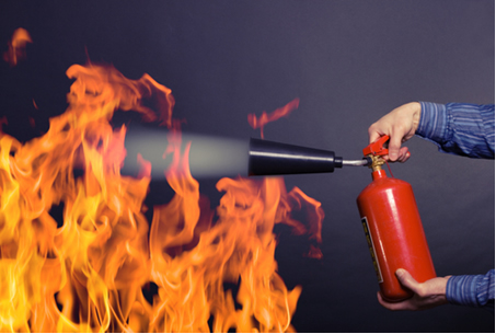 Para combater cada tipo de incêndio existe um tipo de extintor apropriado