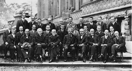 Grandes cientistas reunidos em um Congresso de Química e Física, no Instituto de Sovay, Bruxelas, no ano de 1927