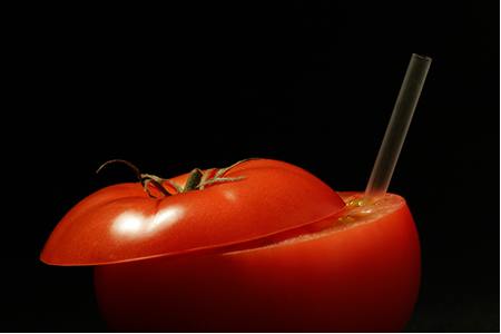 O licopeno é um pigmento vermelho que dá coloração ao tomate.