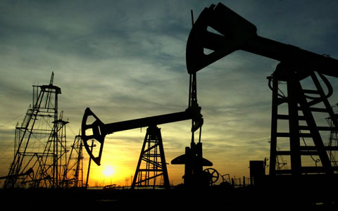 O petróleo é a principal fonte de energia usada atualmente.