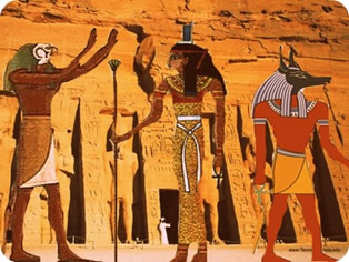 Deuses egípcios: metade homem e cabeça de animal (antropozoomorfismo) e formato humano (antropomorfismo)