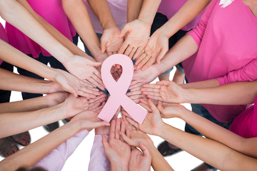 Mulheres reunidas em prol do combate ao câncer.