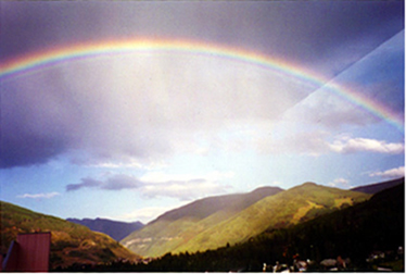 O arco-íris acontece em virtude da refração da luz do Sol nas gotículas de água presentes na atmosfera