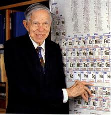 O cientista Glenn Theodore Seaborg mostra o elemento químico que recebeu o nome seabórgio (106-Sg) em sua homenagem