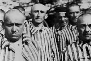 Grupo de judeus no campo de concentração de Auschwitz